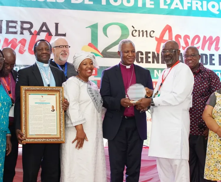 Archbishop Cecil receiving the award